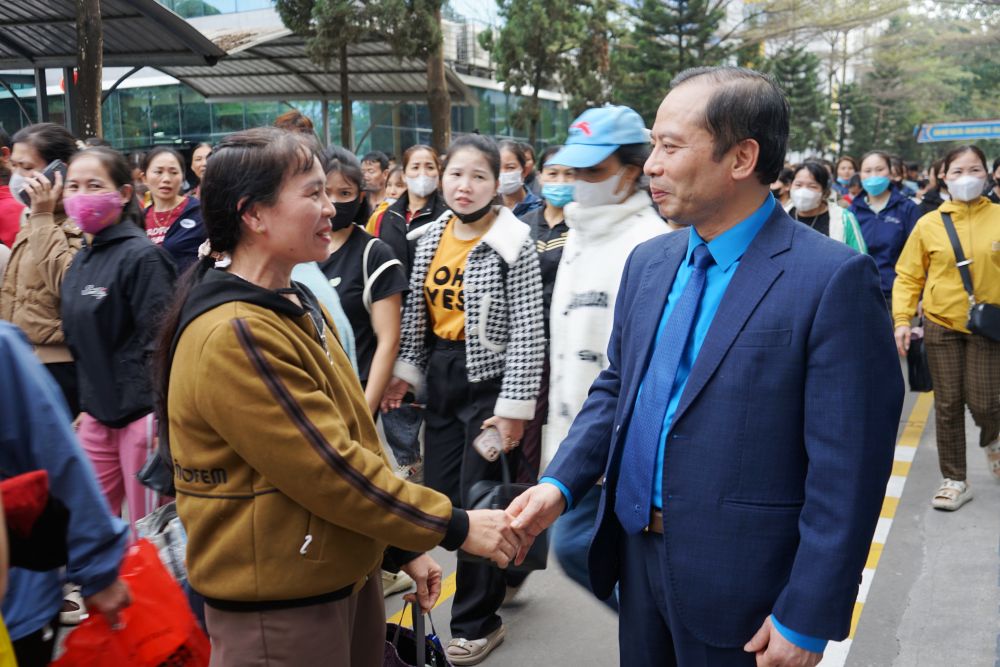 Đại diện lãnh đạo LĐLĐ tỉnh Thanh Hóa cùng đoàn công tác trực tiếp đến 