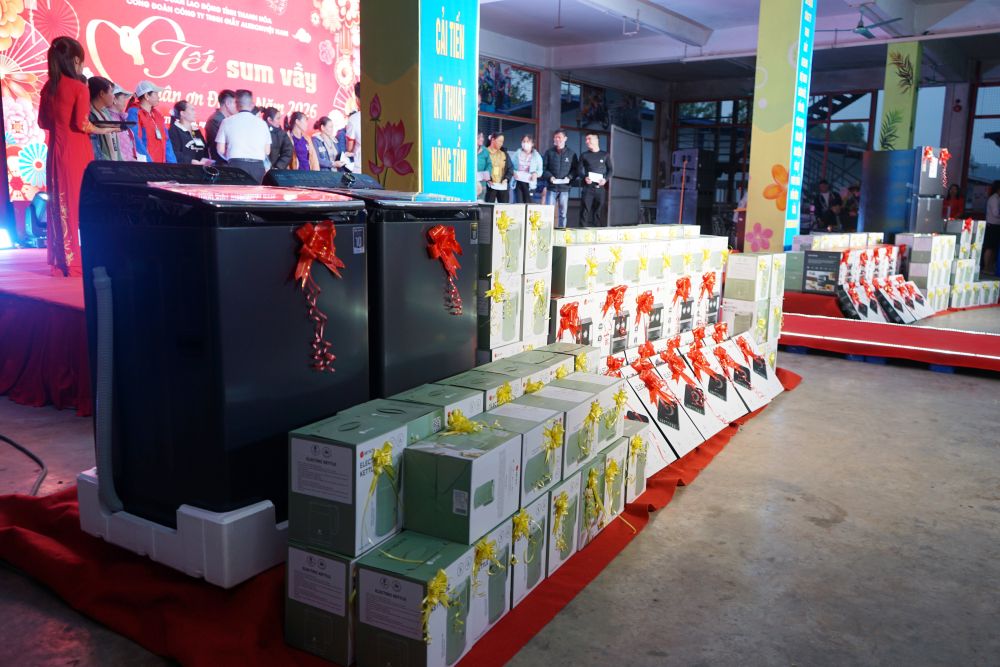 Công đoàn Công ty tổ chức bốc thăm trúng thưởng với những phần quà giá trị. Ảnh: Quách Du