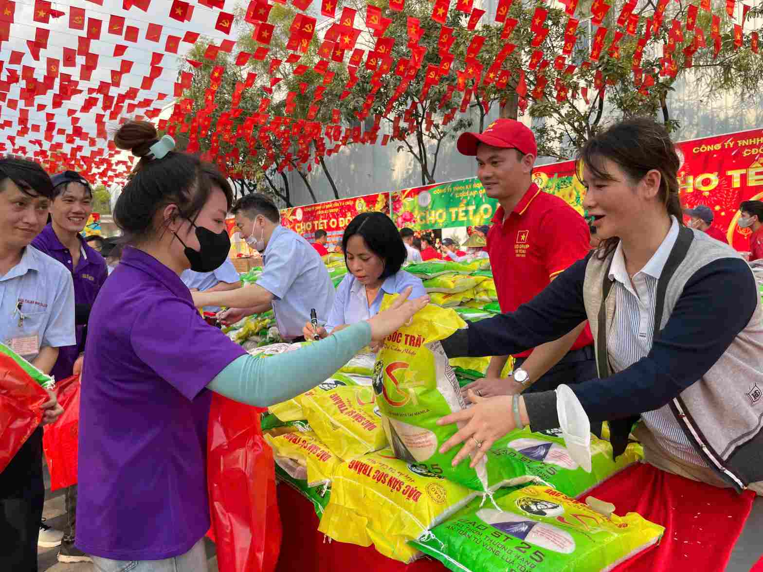 0-dong Tet market shares with workers in difficult circumstances in Ho Chi Minh City. Photo: Dinh Trong
