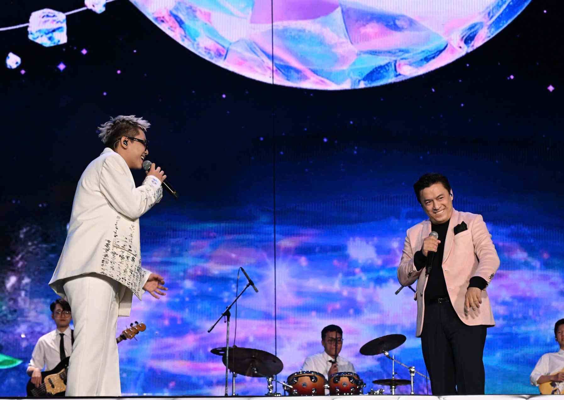 Lam Trường - Quân AP có màn song ca đặc sắc trên sân khấu. Ảnh: Hải Nguyễn