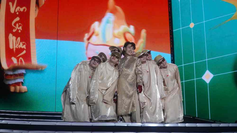 Trúc Nhân “đốt cháy sân khấu” với loạt ca khúc “Bốn chứ lắm“, “Vạn sự như ý” và “Made in Vietnam“. Ảnh: Minh Chính