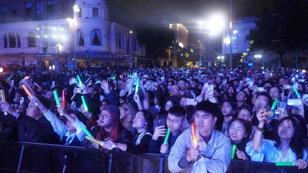 Đông đảo khán giả có mặt để thưởng thức chương trình