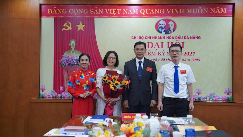 Mr. Pham Hong Khoa, Secretary of the Party Cell, Director of Da Nang Petrochemical Branch. Photo: Nguyen Linh