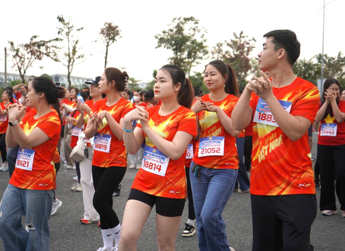 Các vận động viên khởi động trước đường chạy.