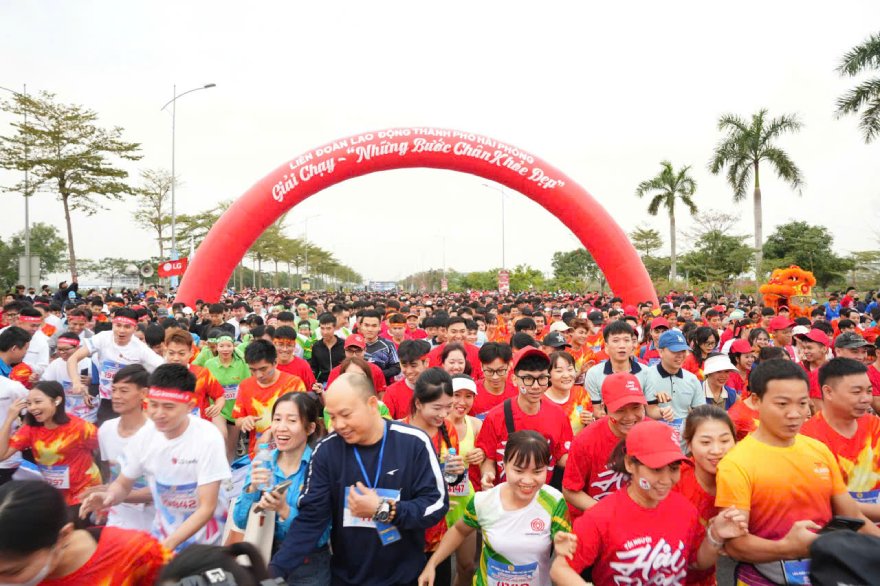 22,000 athletes participate in the race organized by the Hai Phong Trade Union. Photo: Mai Dung