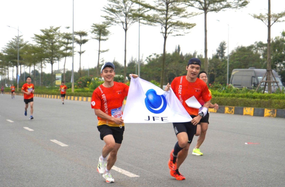 Những vận động viên đầu tiên hoàn thành đường chạy dài 3 km. 