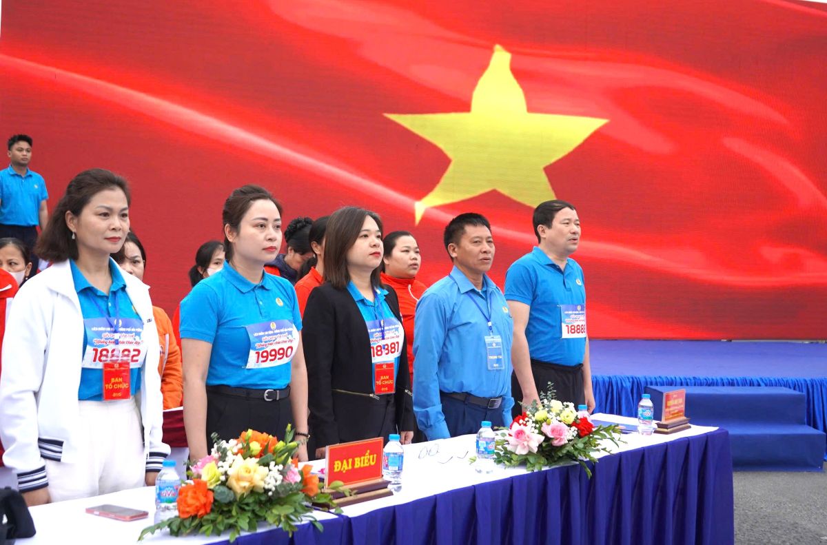 Các nghi thức khai mạc giải chạy tại điểm cầu trung tâm KCN VSIP. Ảnh: Mai Dung 