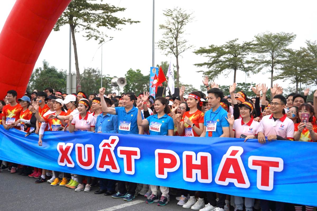 Không khí náo nhiệt trước giờ xuất phát.