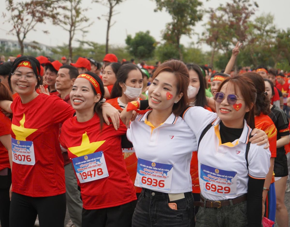 Không khí vui tươi, phấn khởi của người lao động tham gia sự kiện quy mô lớn. 