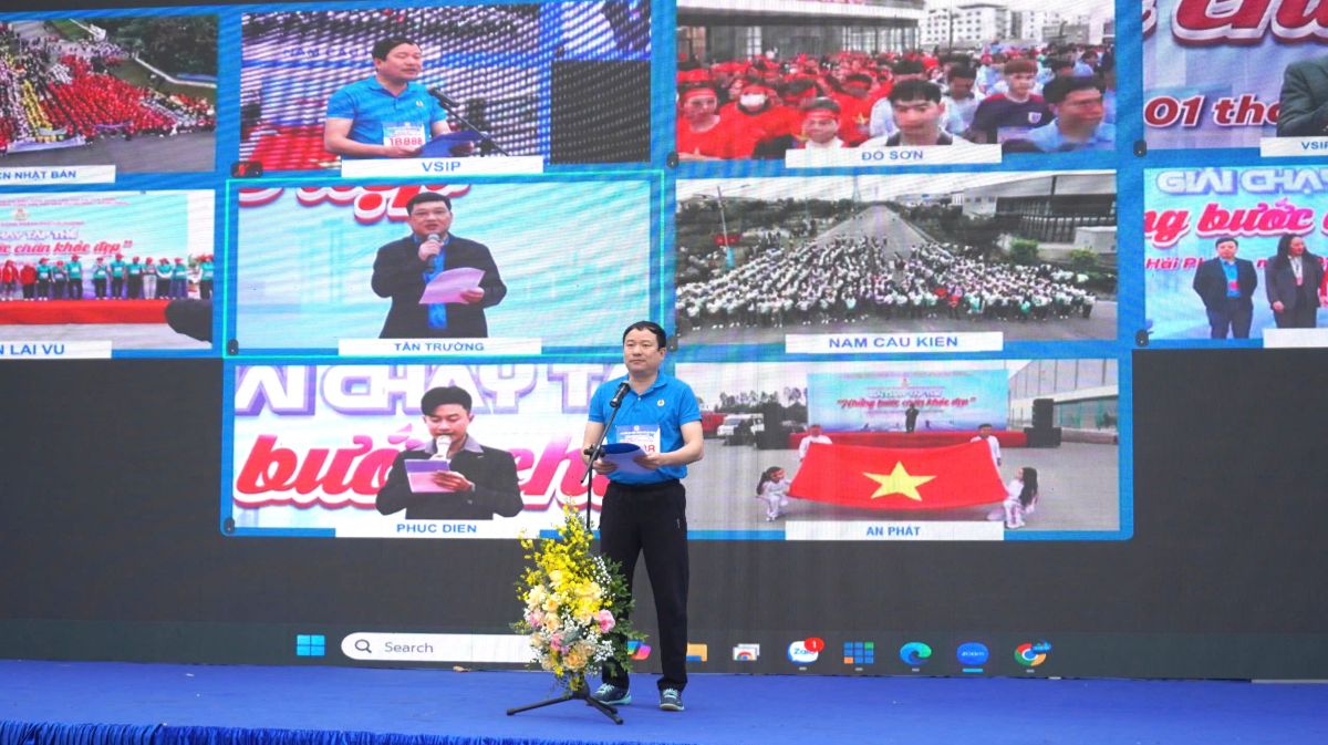 Ông Nguyễn Anh Tuân - Chủ tịch LĐLĐ Hải Phòng phát biểu khai mạc giải chạy. Ảnh: Mai Dung