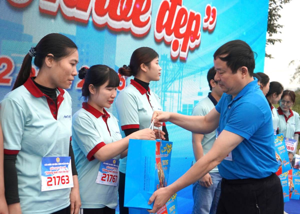 Lãnh đạo LĐLĐ TP Hải Phòng trao quà Tết tặng đoàn viên hoàn cảnh khó khăn. Ảnh: Mai Dung