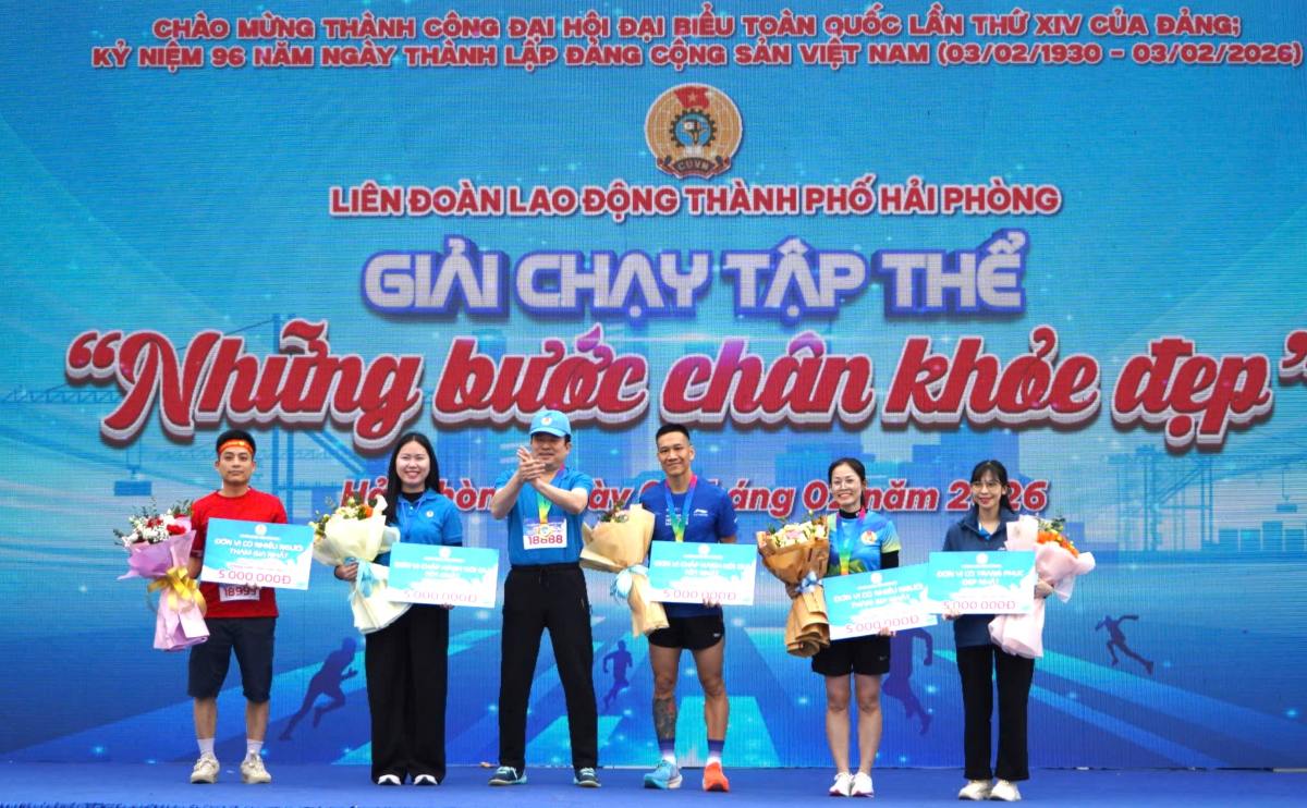 LĐLĐ TP Hải Phòng trao giải tập thể cho các đơn vị có số lượng đông đoàn viên tham gia. Ảnh: Mai Dung