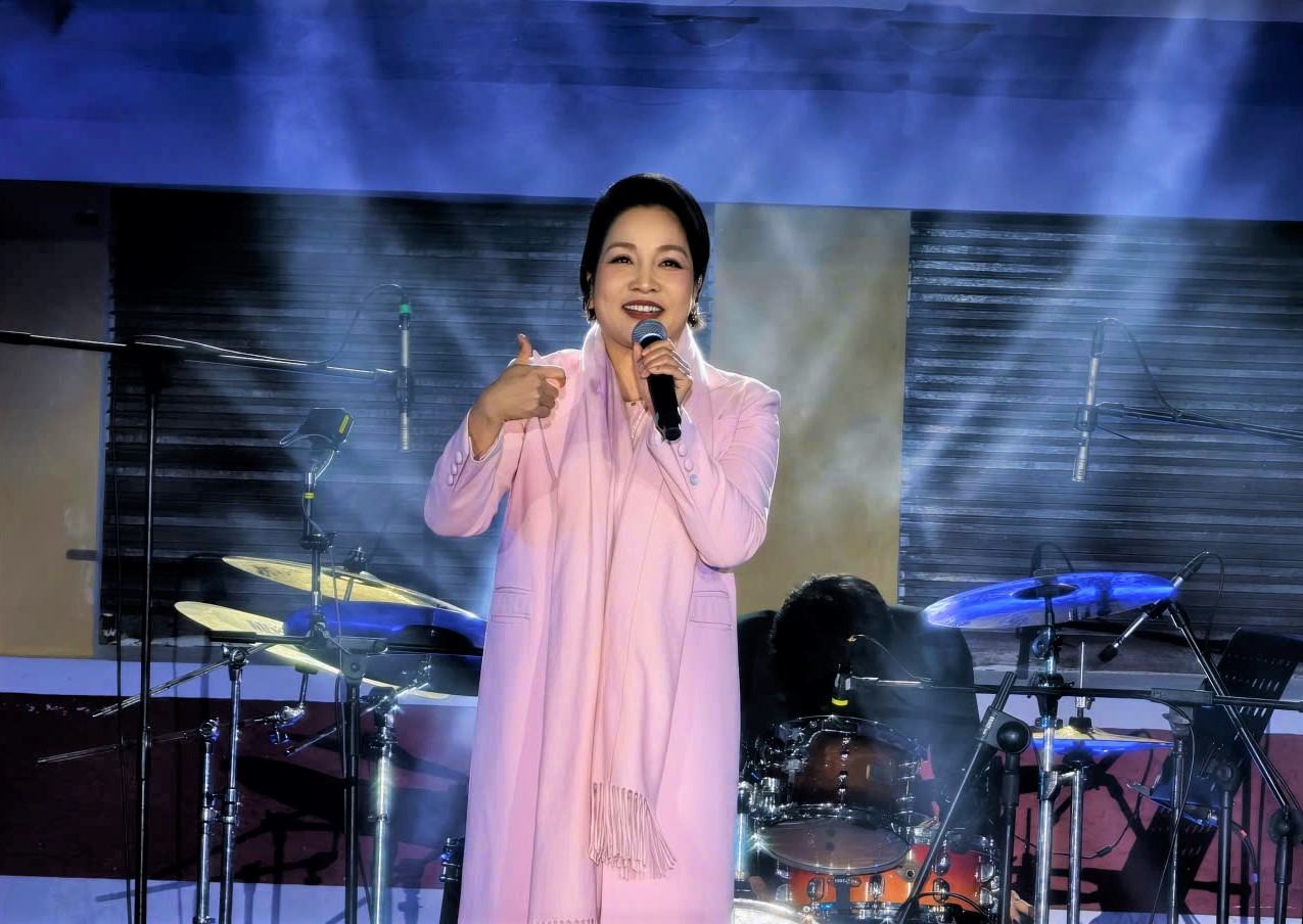 Ca sĩ My Linh biểu diễn tại bế mạc lễ hội hoa anh đào Đà Lạt xuân 2026. Ảnh: Phúc Khánh 