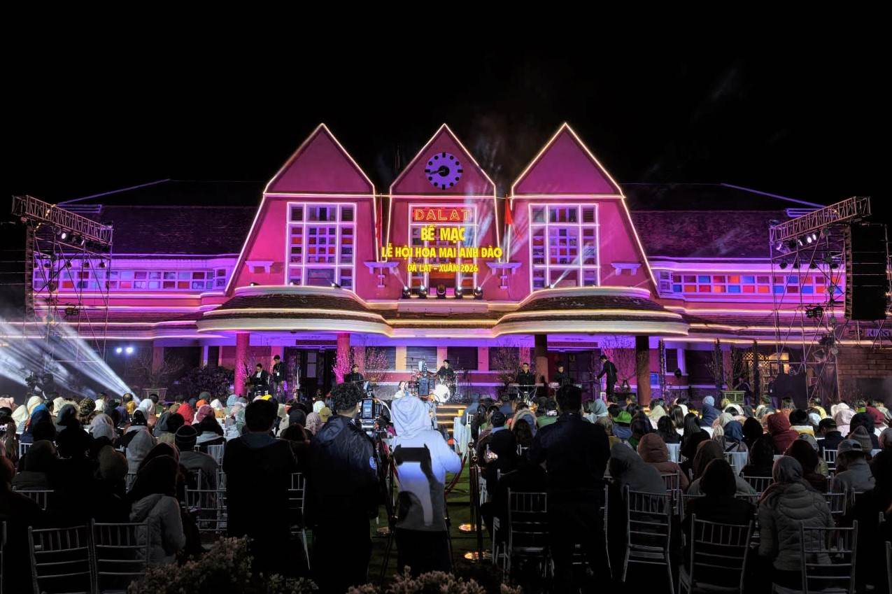 Después de más de 2 semanas de celebración, el festival de flores de cerezo en flor de Đà Lạt primavera 2026 se clausuró oficialmente. Foto: Phúc Khánh