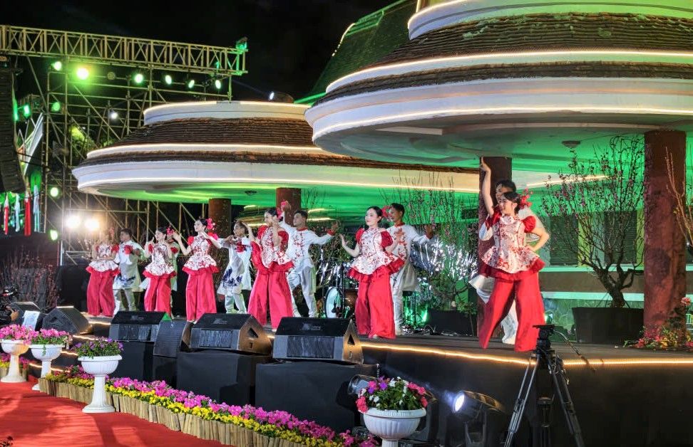 Các tiết mục biểu diễn tại đêm bế mạc lễ hội hoa mai anh đào Đà Lạt. Ảnh: Phúc Khánh 