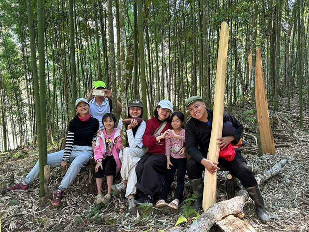 Los turistas experimentan y exploran las actividades de ecoturismo en la localidad. Foto: Bích Quyên