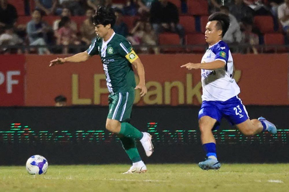 Cong Phuong relapses from injury in match against Khanh Hoa. Photo: Binh Le