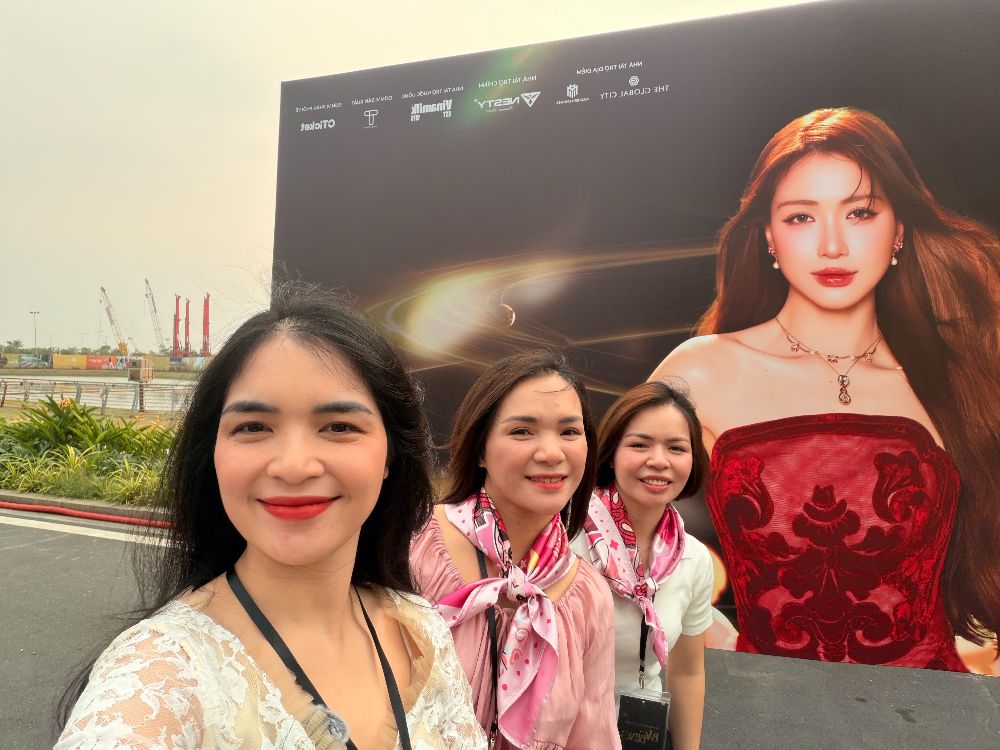 ホア・ミンジーのファンコンサートの前に写真を撮るグエン・ハンさん(左端)と親族。写真:関係者提供