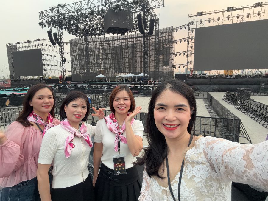 Gia đình Hòa Minzy đã có mặt tại TPHCM. Ảnh: Nhân vật cung cấp