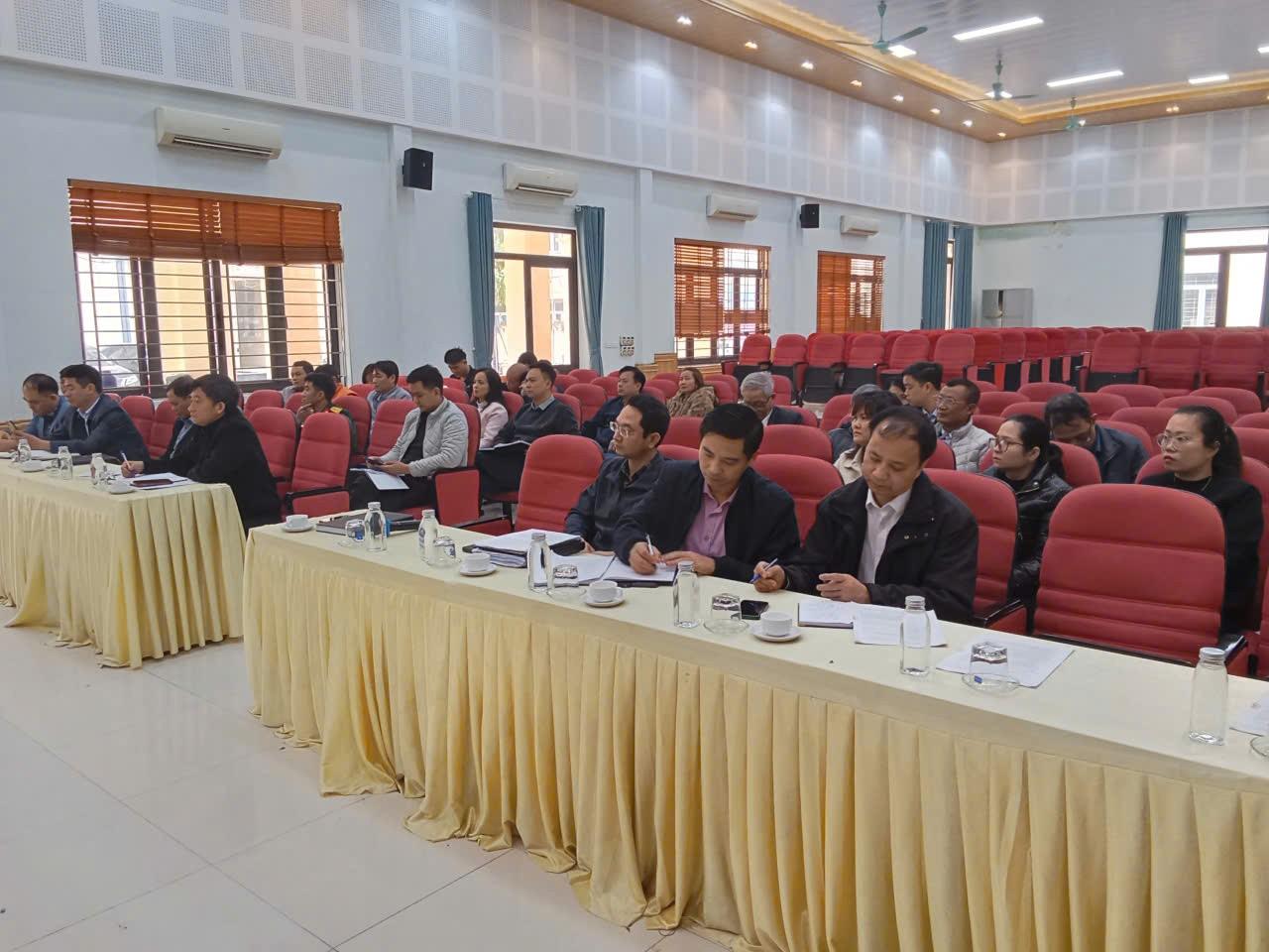 Chủ tịch UBND xã Sơn Đồng chủ trì triển khai kế hoạch tổ chức cưỡng chế vi phạm đất đai trên địa bàn. Ảnh: Thanh Thạo