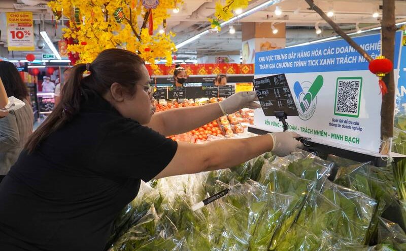 Las etiquetas de mercancías de los tipos de mercancías que circulan en Vietnam deben mostrar los siguientes contenidos en vietnamita: Nombre de la mercancía; Nombre y dirección de la organización o persona responsable de la mercancía. Foto: Ngoc Le