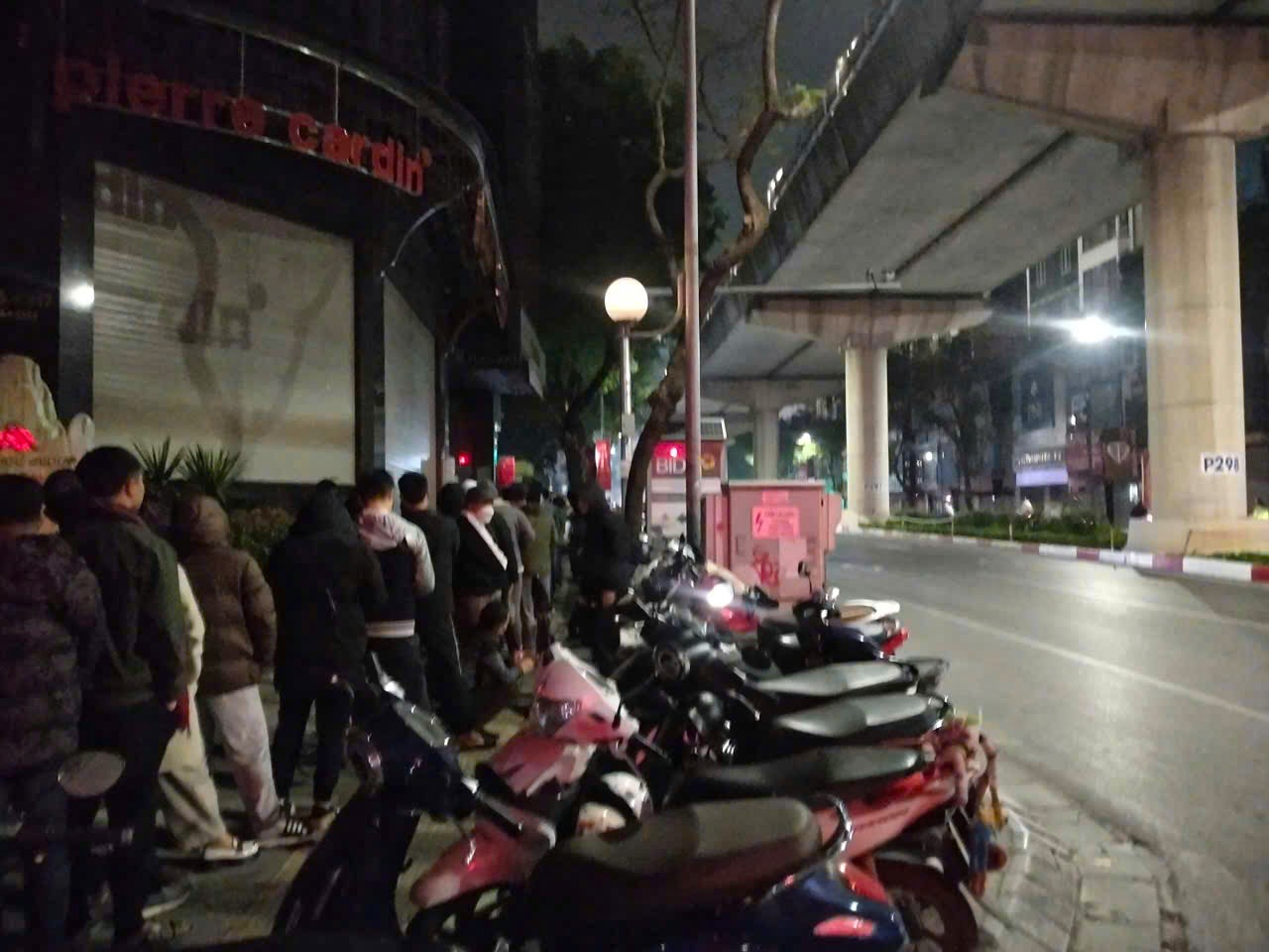 Tình trạng phải đặt trước, nhận “giấy hẹn” giao sau xuất hiện phổ biến trong bối cảnh nhu cầu tăng nhanh hơn năng lực đáp ứng tức thời của thị trường.