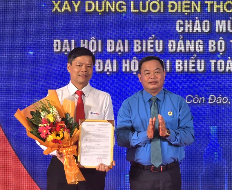 Ông Nguyễn Bá Hùng - Phó Chủ tịch LĐLĐ TPHCM (bên phải) - trao quyết định gắn biển công trình thi đua chào mừng Đại hội đại biểu toàn quốc lần thứ XIV của Đảng và  Đại hội đại biểu Đảng bộ TPHCM lần thứ I nhiệm kỳ 2025 -2030. Ảnh: Nam Dương