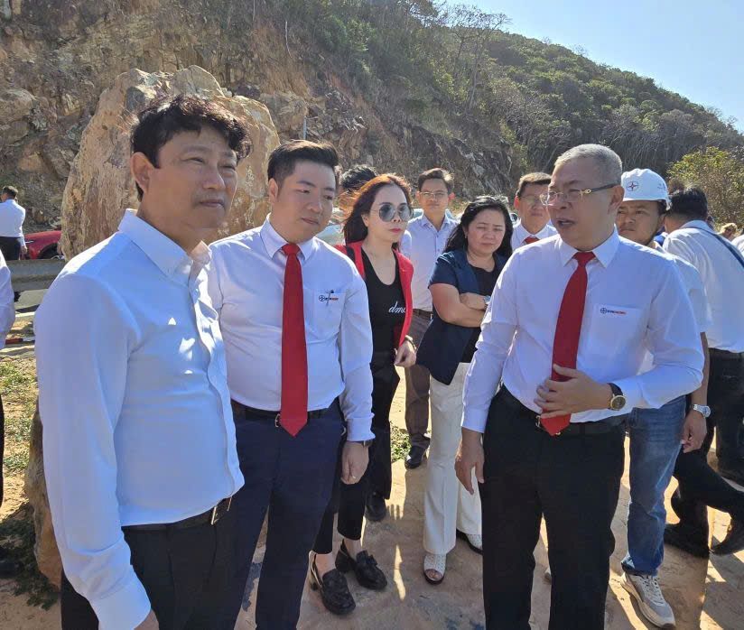 Ông Võ Văn Minh - Ủy viên Trung ương Đảng, Phó Bí thư Thành ủy, Chủ tịch HĐND TPHCM (bìa trái) - nghe lãnh đạo EVNHCMC giới thiệu về công trình lưới điện thông minh tại điểm tiếp bờ của hệ thống cáp điện ra Côn Đảo. ảnh: Nam Dương