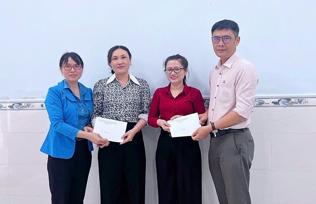 Chu tich Cong doan xa Ham Liem trao ho tro va dong vien doan vien. Anh: Duy Tuan 