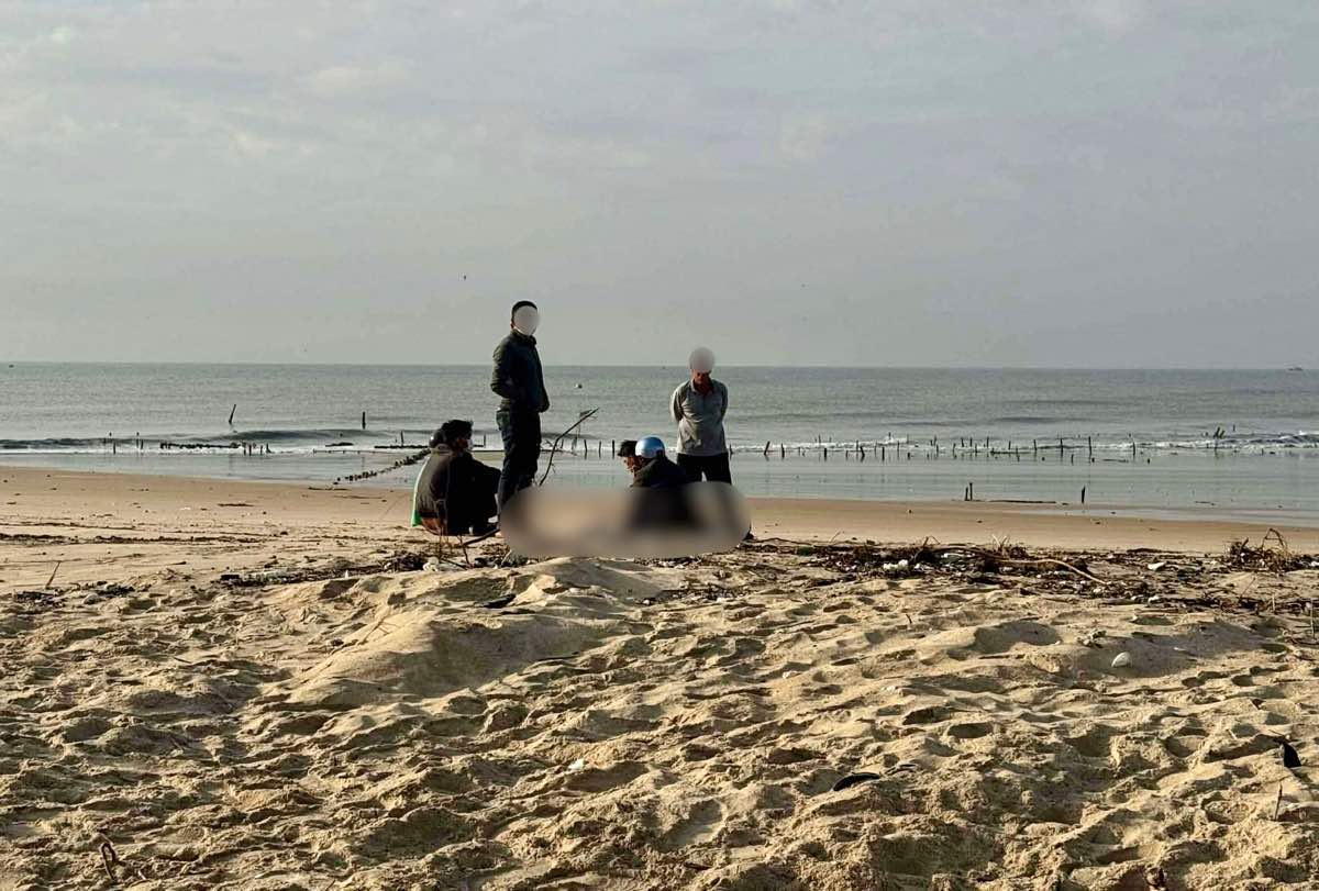 Thi the thuyen vien duoc tim thay troi dat vao bo bien. Anh: Pham Duy 