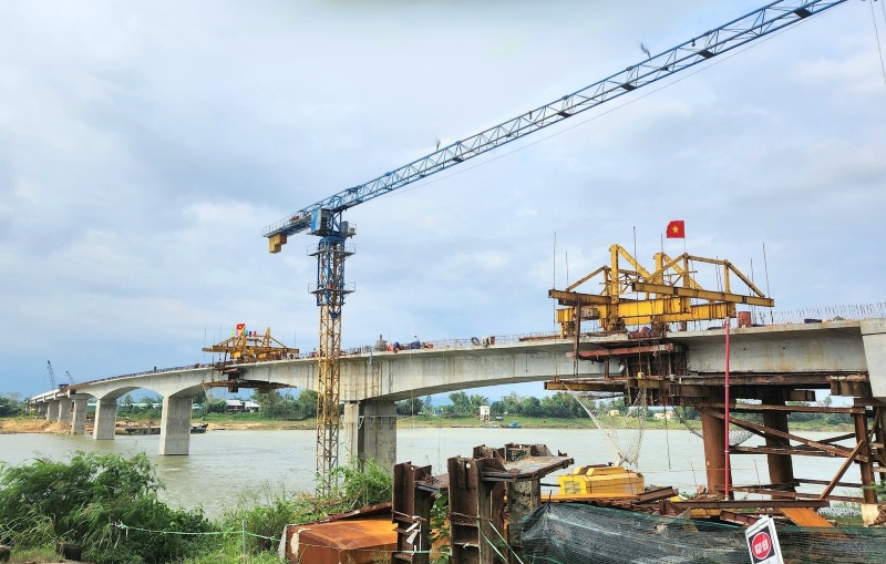 Khong khi thi cong xuyen le tren cong truong du an cau Van Ly, Da Nang. Ảnh: Truong An 