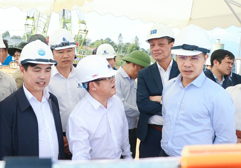 Chu tich UBND thanh pho Pham Duc An kiem tra, don doc du an trong diem ngay dau nam moi 2026. Ảnh: Truong An