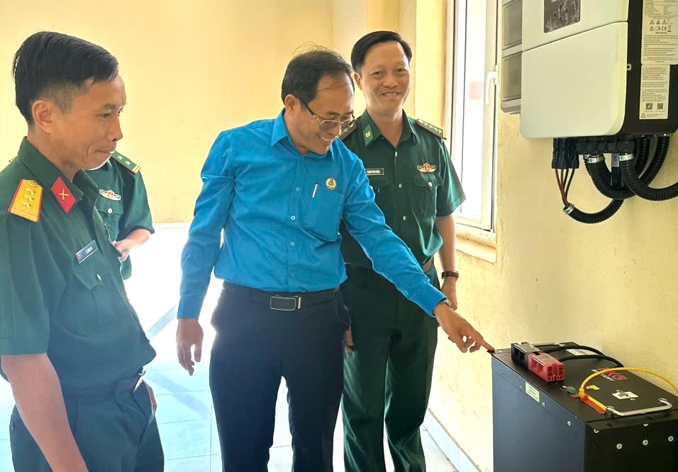 Chairman of the Trade Union of Dong Nai Food Industry Corporation (Dofico) Tran Dang Ninh next to the solar power project at Dak Bo border post. Photo: HAC