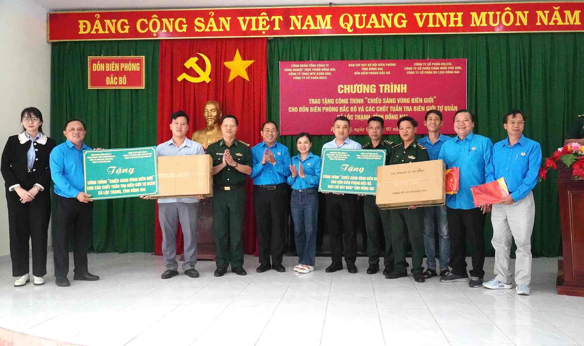 Cong doan Tong cong ty Cong nghiep thuc pham Dong Nai (Dofico) va cac don vi thanh vien trao bieu trung chuong trinh chieu sang vung bien. Anh: HAC