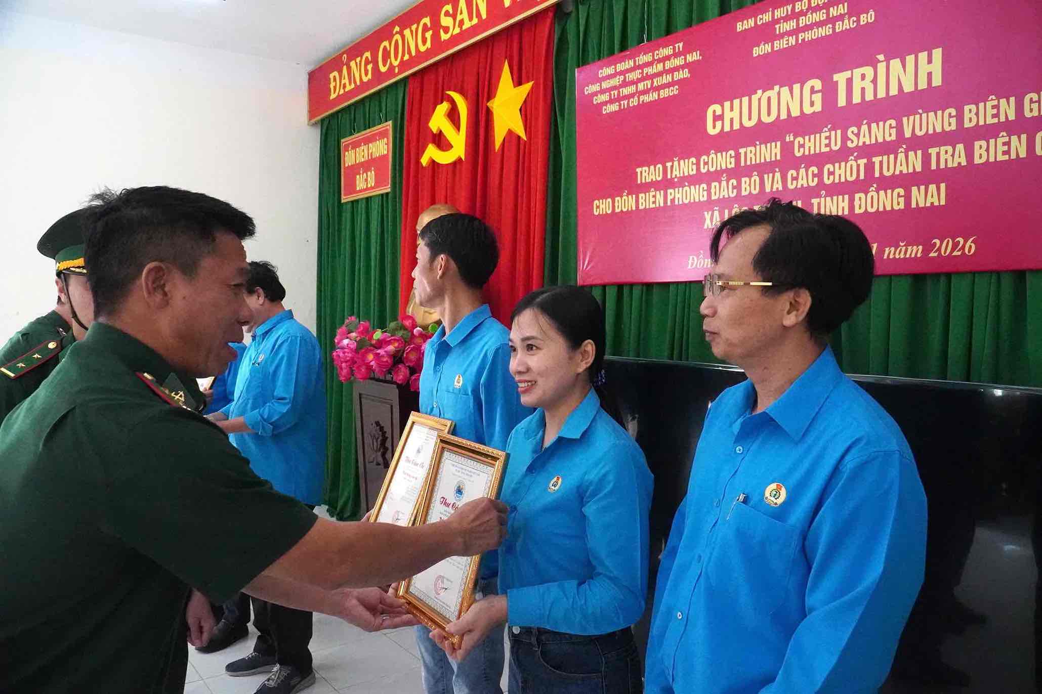 Don truong Don bien phong Dac Bo trao thu cam on toi Cong doan Dofico. Anh: HAC