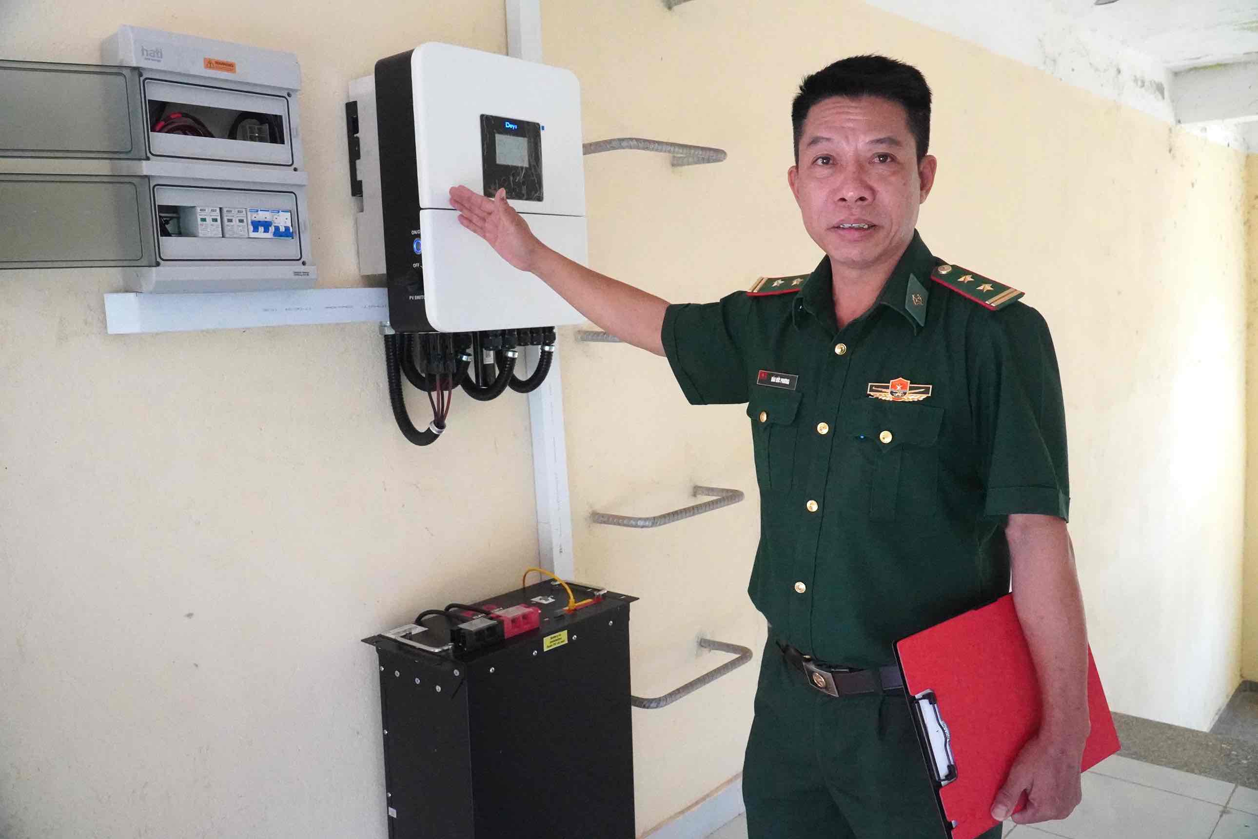 Cong trinh dien ap mai nang luong mat troi voi dung luong luu tru lon giup can bo chien si thoai mai trong viec su dung cac thiet bi dien phuc vu nang cao doi song van hoa, tinh than. Anh: HAC