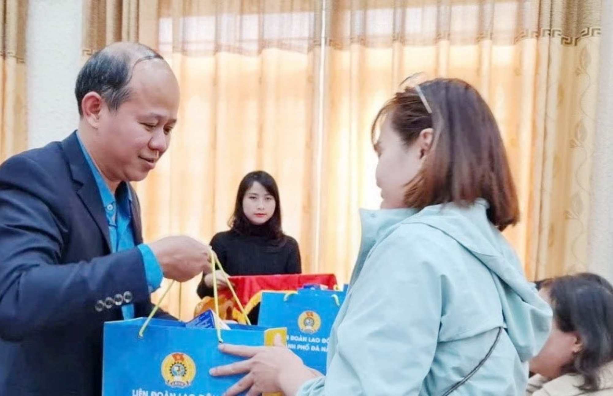 Mr. Le Van Dai, Vice Chairman of Da Nang City Labor Federation, presents gifts to workers and laborers in difficult circumstances. Photo: Tran Thi