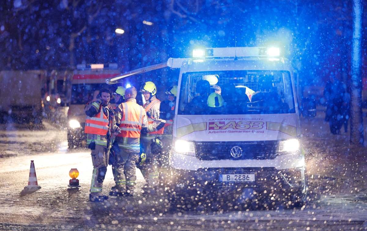 Rescue workers in Berlin, Germany during power outages in southern districts of the capital, January 3, 2026. Photo: AFP