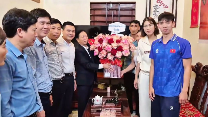 Khoanh khac Huy Hoang va Lam Oanh chung khung anh. Anh: Cat tu video