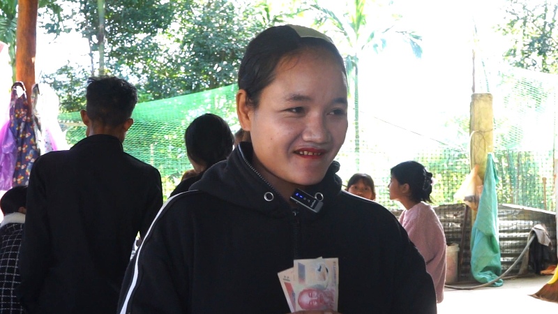 The joy of people in Da Nang highlands when receiving Tet gifts from the Party and the State. Photo: Nguyen Hoang