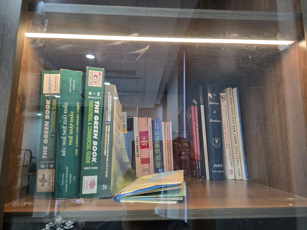 Some cleaning principles help keep the bookshelf neat and modern. Photo: Tuan Dat