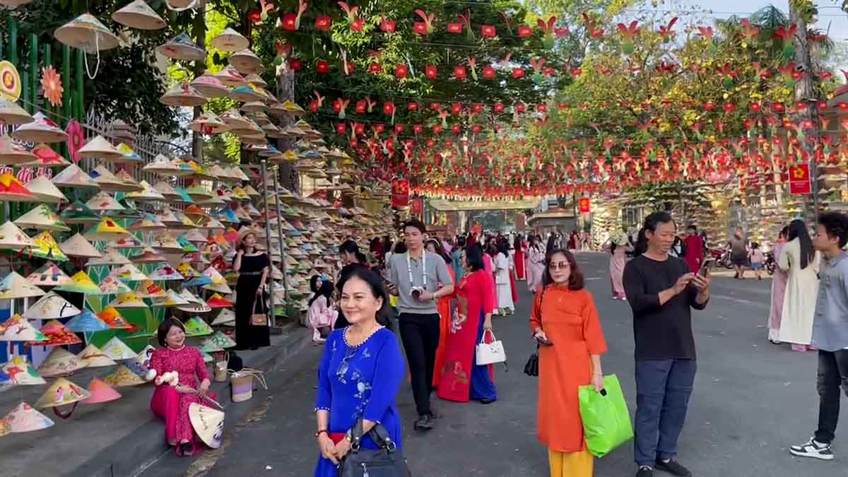 Unique cone road attracts thousands of people in Ho Chi Minh City to check-in. Photo: Dinh Trong