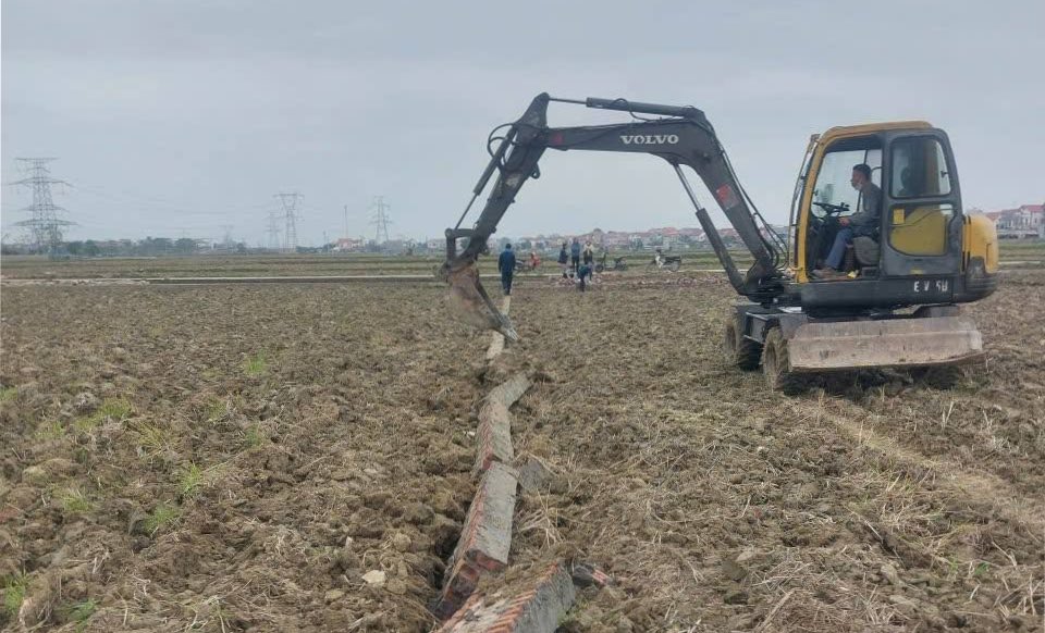 To con tac tien hanh pha do . Anh: UBND xa Da Phuc