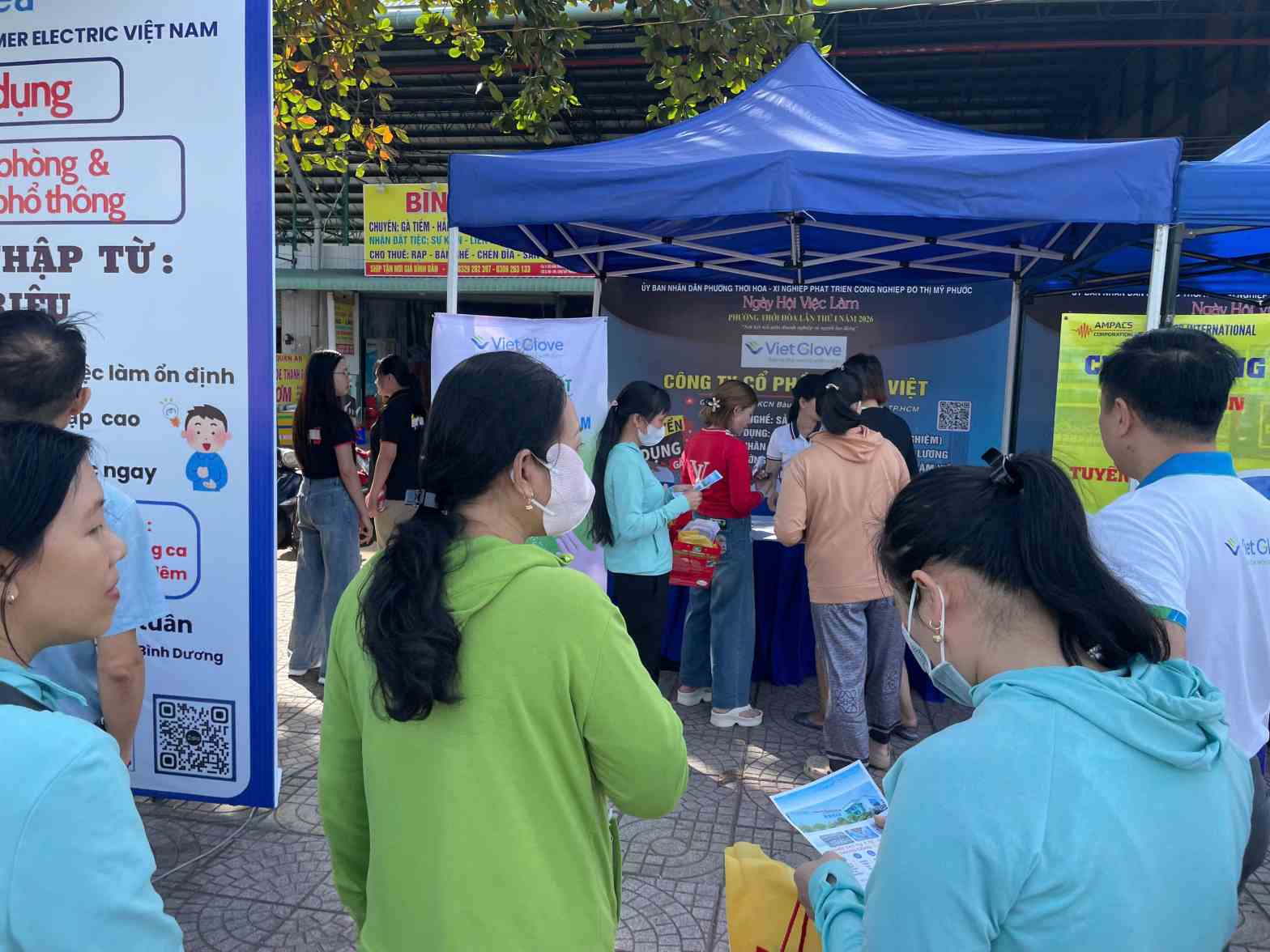 Hang tram cong nhan lao dong den tim hieu thong tin tuyen dung cua cac doanh nghiep. Anh: Dinh Trong