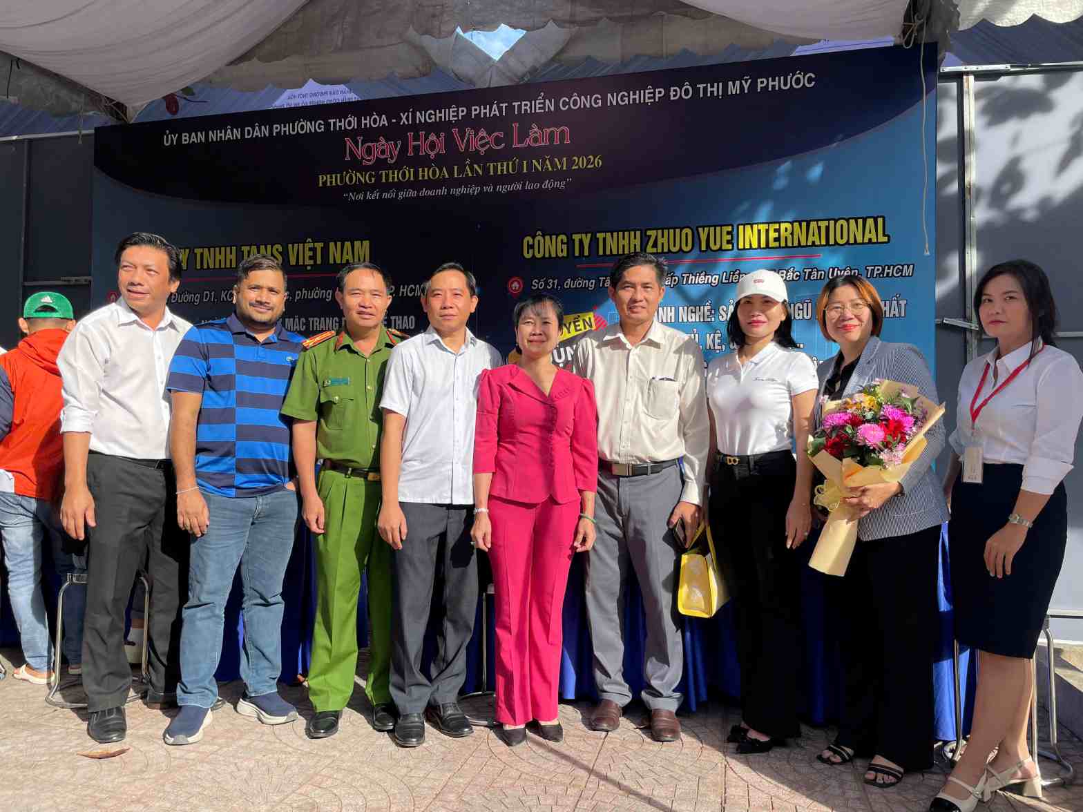 Lanh dao UBND phuong Thoi Hoa tham cac gian hang tuyen dung. Anh: Dinh Trong