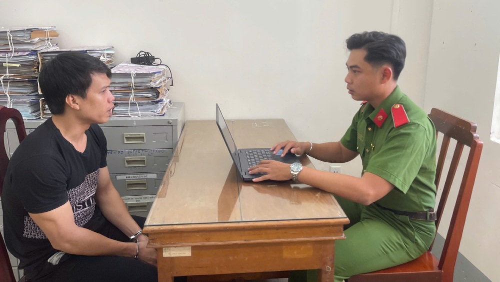 (검은색 셔츠)은 경계를 서고 오토바이를 훔치기 위해 자물쇠를 부수는 도구를 투에게 건네주었습니다. 사진: 공안 제공