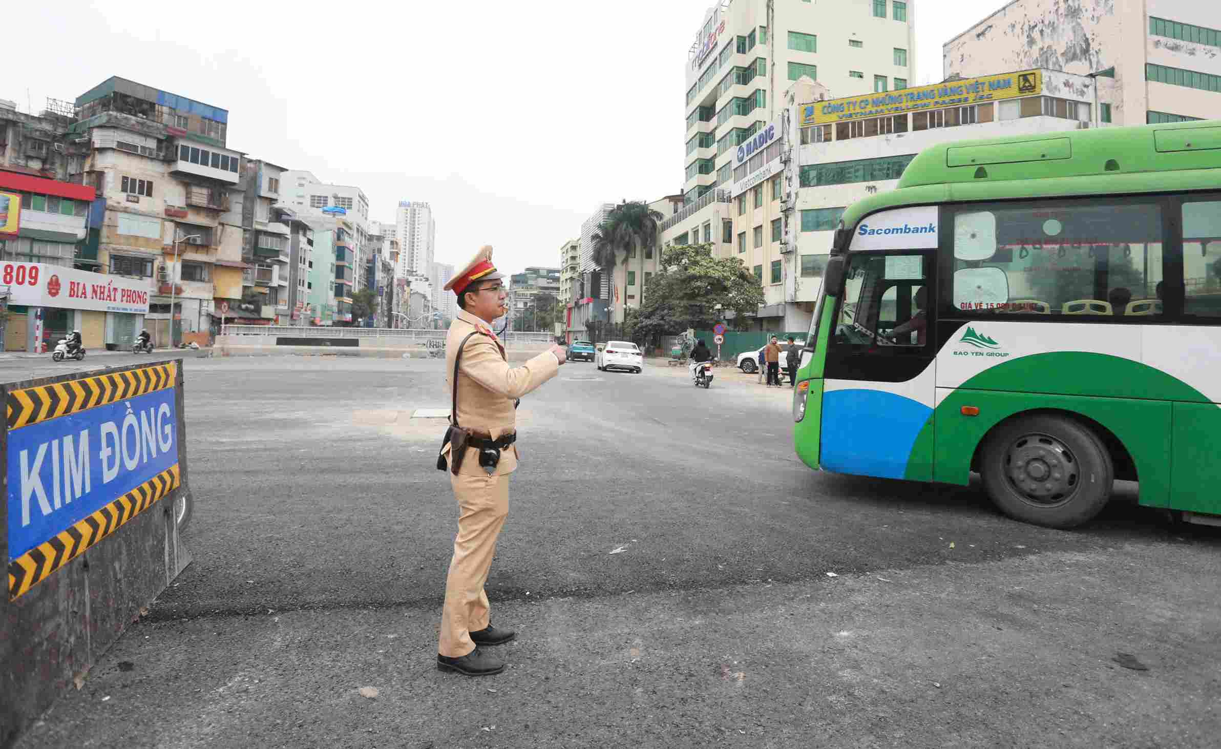Luc luong CSGT ung truc khu vuc cua ngo, tuyen giao thong trong diem. Anh: Tien Ngo