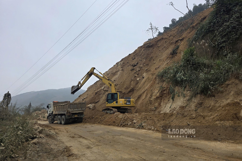 Cong nhan lam viec tu sang som den toi muon, xuyen le Tet de som hoan thanh du an. Anh: Dinh Dai