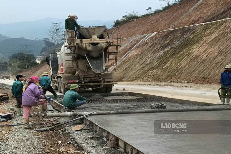 Cong nhan cung may moc nhon nhip thi cong tai du an nang cap Quoc lo 279, doan qua tinh Lao Cai. Anh: Dinh Dai
