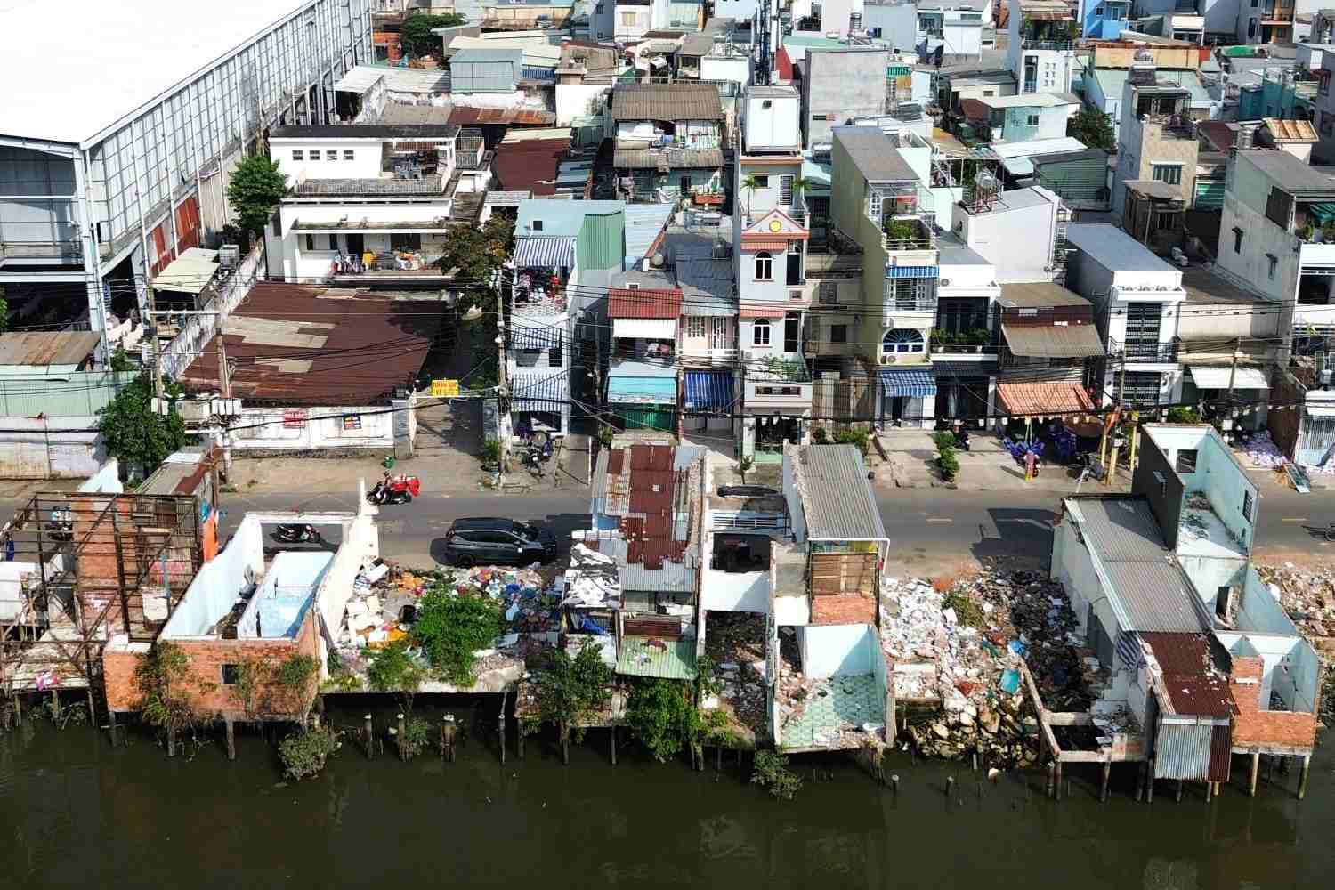 Clearing houses to renovate the North bank of Doi canal (HCMC). Photo: Anh Tu